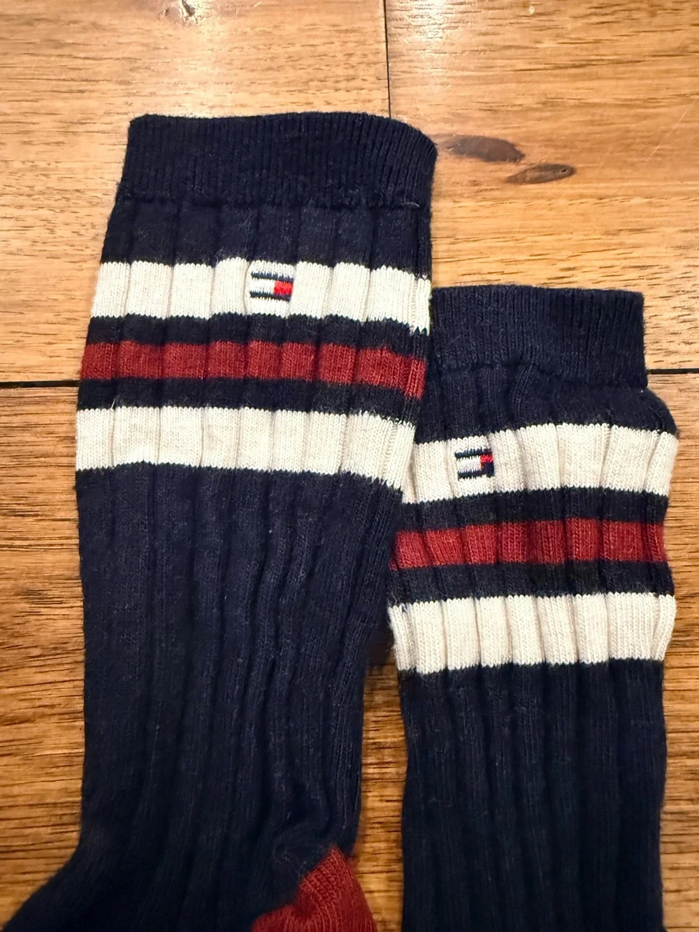 NEVER WORN Tommy Hilfiger Men's Navy Ribbed Crew Socks with Burgundy Accents